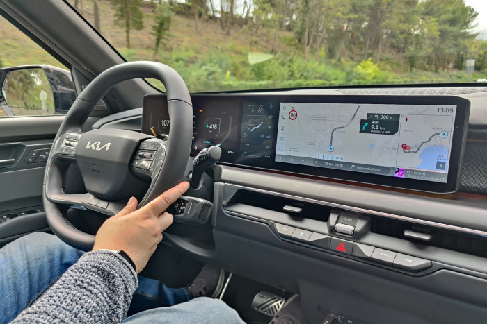 Der Bildschirm ist ziemlich breit und besteht aus drei Elementen. (Foto: Friedhelm Greis/Golem.de)