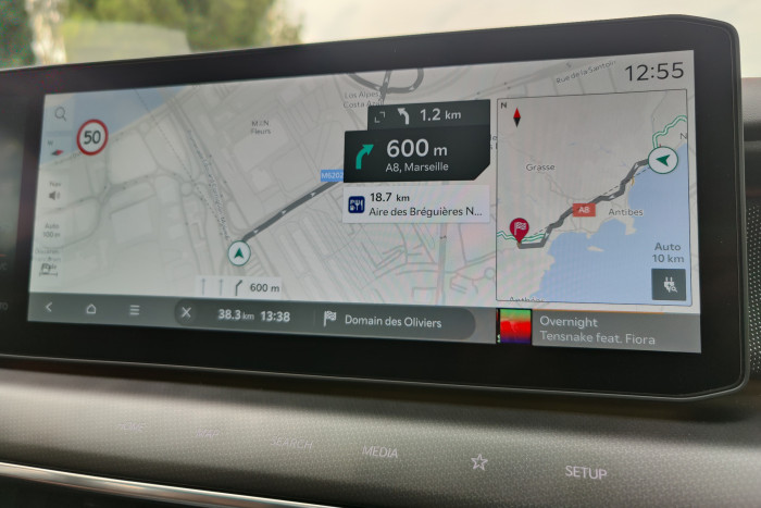 Unterhalb des Infotainmentdisplays befinden sich sechs Sensortasten. (Foto: Friedhelm Greis/Golem.de)