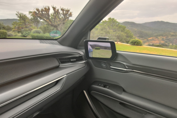 Die Bildschirme sind abgesetzt in Höhe der Fensterkante installiert. (Foto: Friedhelm Greis/Golem.de)