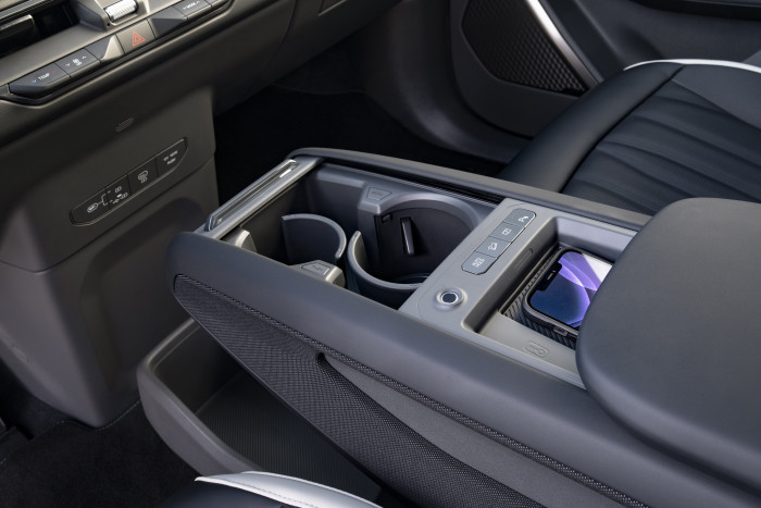 In der Mittelkonsole lässt sich das Smartphone aufladen. Dort befindet sich auch ein Fingerabdrucksensor. (Foto: Kia)