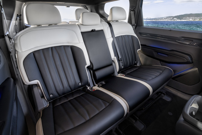 Die Basisversion verfügt über eine durchgängige zweite Sitzreihe mit drei Plätzen. (Foto: Kia)
