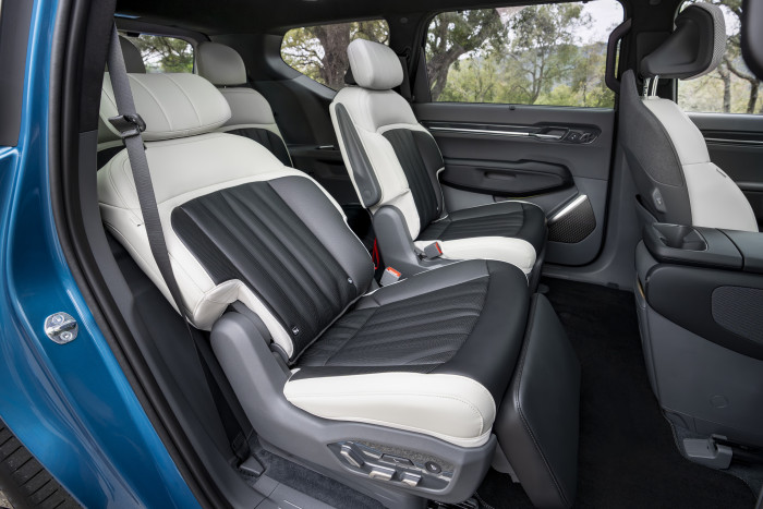 Gegen Aufpreis gibt es in der zweiten Reihe Komfortsitze. (Foto: Kia)