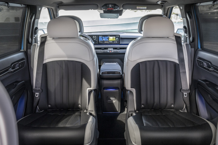 Die Sitze lassen sich um 180 Grad drehen, so dass sich die Passagiere im Fond gegenüber sitzen können. (Foto: Kia)