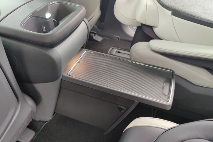 Die Mittelkonsole lässt sich in der zweiten Reihe als Ablage verwenden. (Foto: Friedhelm Greis/Golem.de)