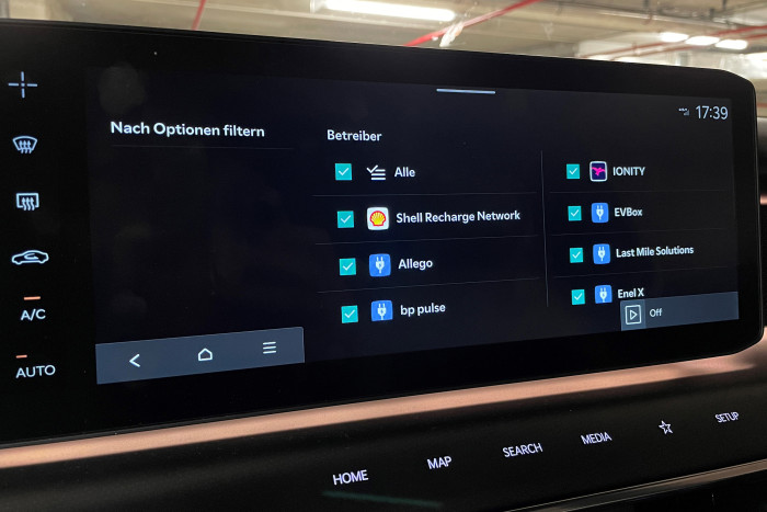 Der Kia EV9 ist mit einer automatischer Routenplanung ausgestattet. Diese kann bestimmte Ladenetzanbieter präferieren. (Foto: Kia)