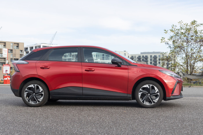 Das Fahrzeug gehört zur Kompaktklasse. Aber es ist günstiger als die Konkurrenz. (Bild: Werner Pluta/Golem.de)