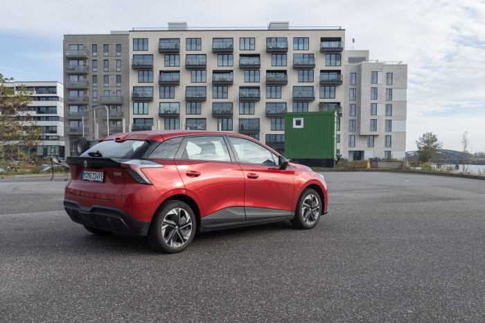 Einige Assistenzsysteme sind aber an Bord, etwa ein Abststandsregeltempomat. (Bild: Werner Pluta/Golem.de)