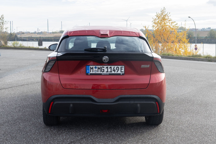 Der Akku hat nur 51 kWh, weshalb das Fahrzeug nur bedingt langstreckentauglich ist. (Bild: Werner Pluta/Golem.de)