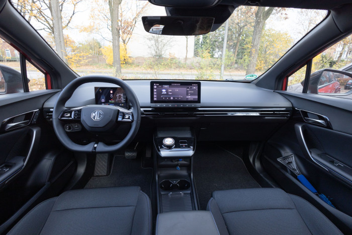 Blick auf das Cockpit: Es gibt nur wenige physische Bedienelemente. (Bild: Werner Pluta/Golem.de)