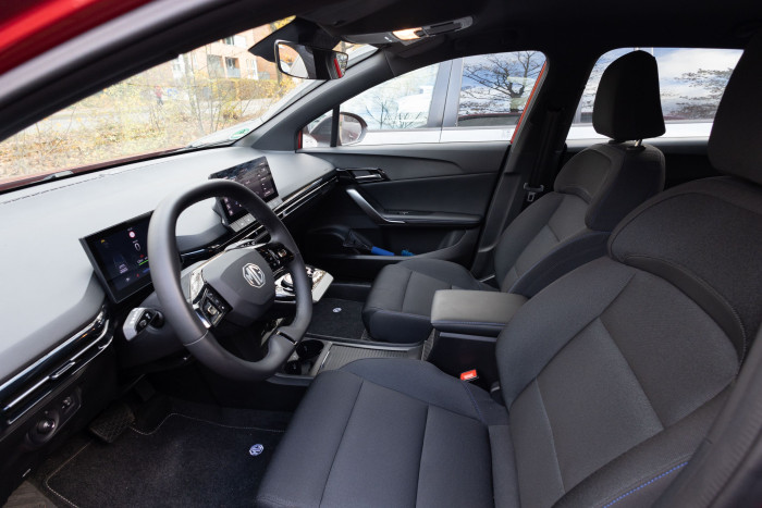 Wegen der niedrigen Mittelkonsole macht der Innenraum einen geräumigen Eindruck. (Bild: Werner Pluta/Golem.de)