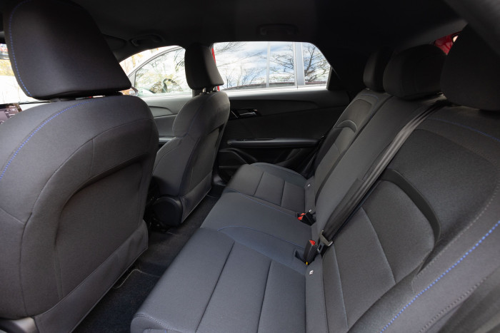 Auch im Fonds ist Platz. Unpraktisch sind die Kopfstützen. Sie schränken die Sicht nach hinten ein. (Bild: Werner Pluta/Golem.de)