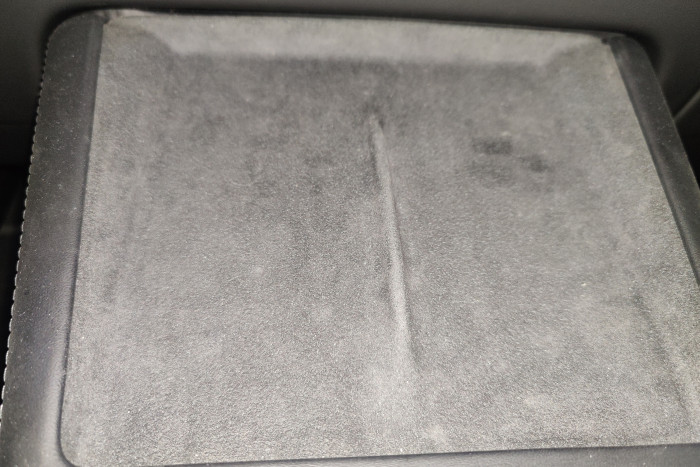 Und dem Display gibt es zwei induktive Lademöglichkeiten für Handys. Eine USB-C-Buchse ist etwas versteckt in der Mittelkonsole zu finden. (Foto: Friedhelm Greis/Golem.de)