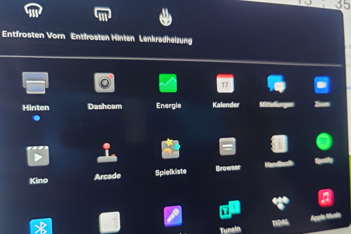 Das Infotainmentsystem bietet zahlreiche Dienste wie Spotify oder Apple Music, allerdings kein Android Auto oder Apple Carplay. (Foto: Friedhelm Greis/Golem.de)