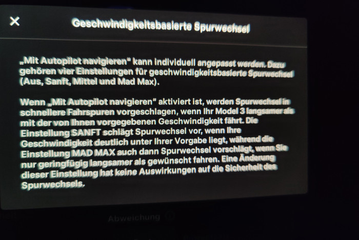 Der geschwindigkeitsbasierte Spurwechsel hat uns nicht überzeugt. Die Funktion lässt sich aber deaktivieren. (Foto: Friedhelm Greis/Golem.de)