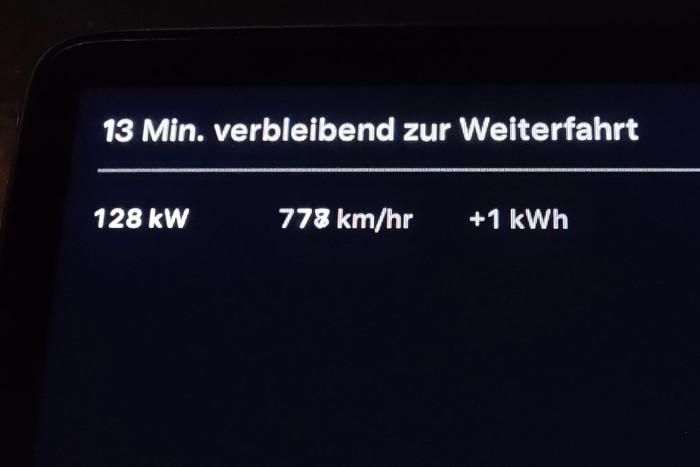 Dennoch lag die Ladeleistung mit 128 Kilowatt an der Ladesäule nicht sehr hoch. (Foto: Friedhelm Greis/Golem.de)