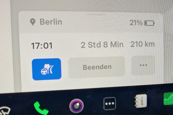 Das Lenkradsymbol zeigt, dass der Autopilot auf der Strecke verfügbar ist. (Foto: Friedhelm Greis/Golem.de)