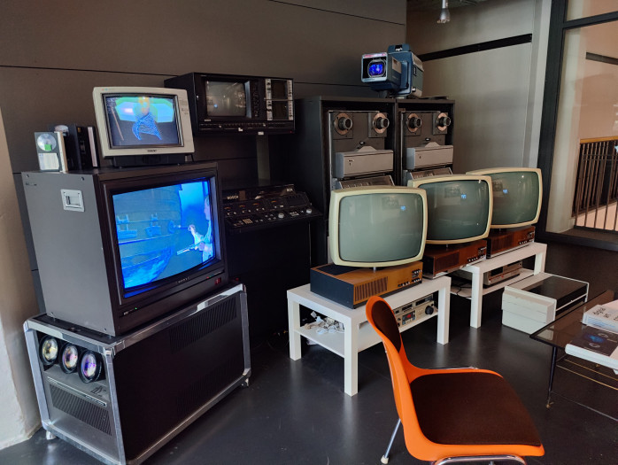 In der Videoecke bekommt man einen Vorgeschmack auf das Labor. (Bild: Martin Wolf/Golem.de)