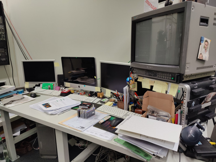 Der Arbeitsplatz von Dorcas Müller zur Digitalisierung. (Bild: Martin Wolf/Golem.de)