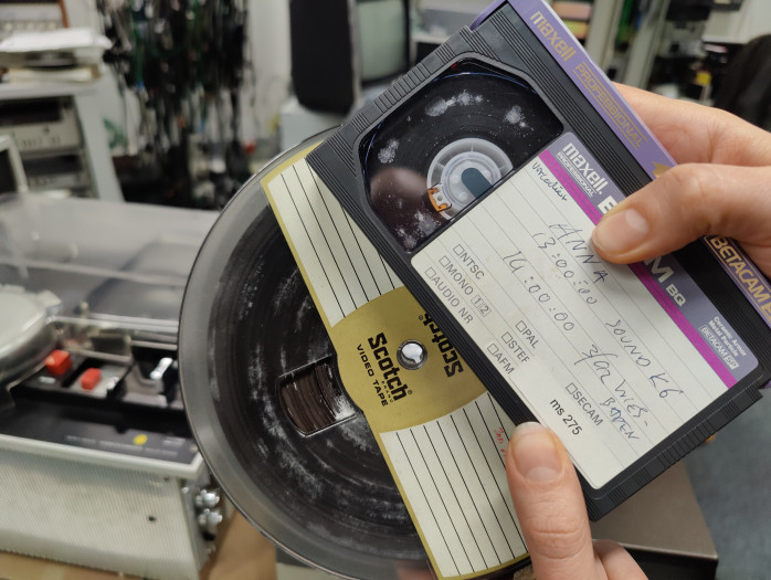 Die Bänder müssen oft behandelt werden, bevor sie digitalisiert werden. Das ist übrigens kein Schimmel, sondern Ablagerungen. (Bild: Martin Wolf/Golem.de)