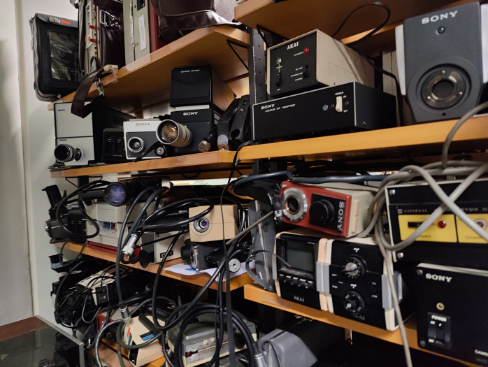 Oft kommen mit den Nachlässen der Künstlerinnen und Künstler auch deren Aufnahmegeräte ins Labor. (Bild: Martin Wolf/Golem.de)