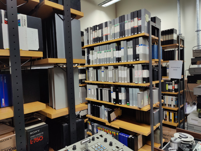 Die Bänder werden nach und nach digitalisiert und dann auf Servern archiviert. (Bild: Martin Wolf/Golem.de)