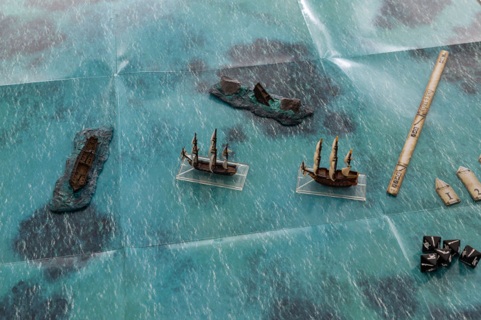 Tabletops werden auf dem ganzen Tisch gespielt. Für Bewegungen und Gefechte braucht man Lineale. (Bild: Werner Pluta/Golem.de)