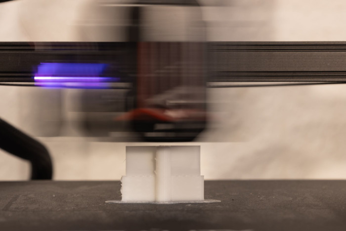 Der FDM-Drucker bei der Arbeit (Bild: Werner Pluta/Golem.de)