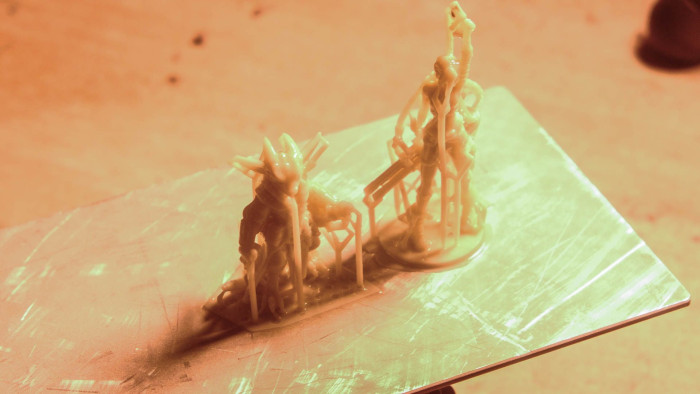 Beim Harzdrucker wird das Druckergebnis aus einem Harzbad herausgezogen. (Bild: Oliver Nickel/Golem.de)