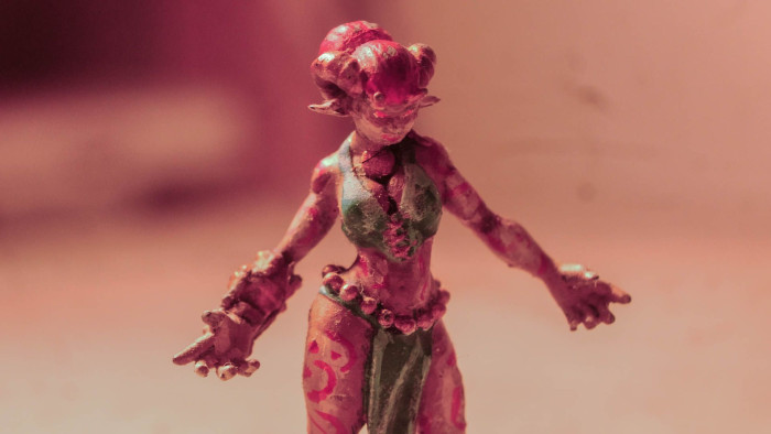 Selbst bei nur wenigen Zentimetern großen Figuren können Details wie Finger und Gesichtszüge erkannt werden. (Bild: Oliver Nickel/Golem.de)