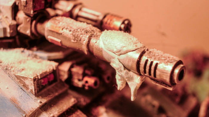 So sieht unser Space-Wolves-Repulsor aus, als wurde er aus einem Gletscher ausgegraben. (Bild: Oliver Nickel/Golem.de)