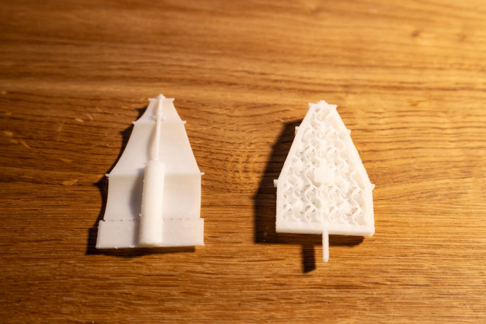 Die Segel ließen sich nur mit Stützstruktur drucken. Die rechte ließ sich aber nicht abtrennen. (Bild: Werner Pluta/Golem.de)