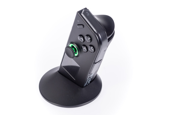 Der rechte Controller lässt sich auch als Maus benutzen. (Bild: Martin Wolf/Golem.de)