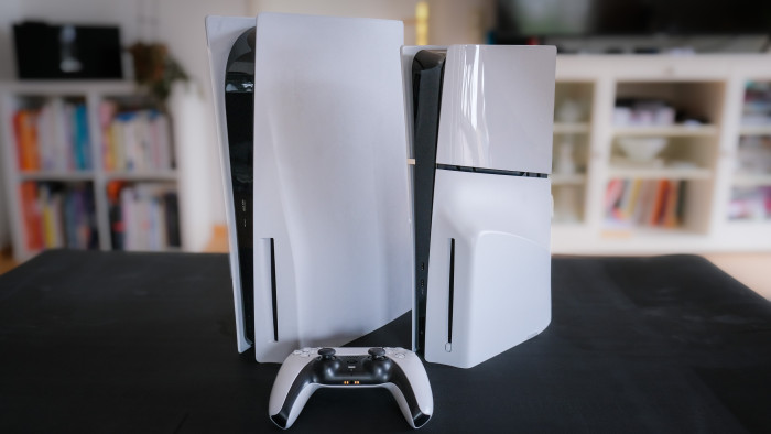 Die Playstation 5 Slim (rechts) ist ein bisschen, aber nicht sehr viel kleiner als das bisherige Modell. (Bild: Steinlechner/Golem.de)