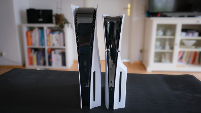 Hier sieht man gut, dass es bei der Slim keine so ausgeprägten Lüftungsöffnungen gibt. (Bild: Steinlechner/Golem.de)