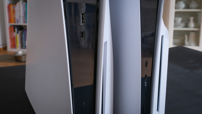 Die Anschlüsse auf der Vorderseite - Slim hat nur noch USB-C. (Bild: Steinlechner/Golem.de)