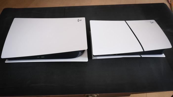 Die PS5 Slim kann man besonders gut liegend platzieren. (Bild: Steinlechner/Golem.de)