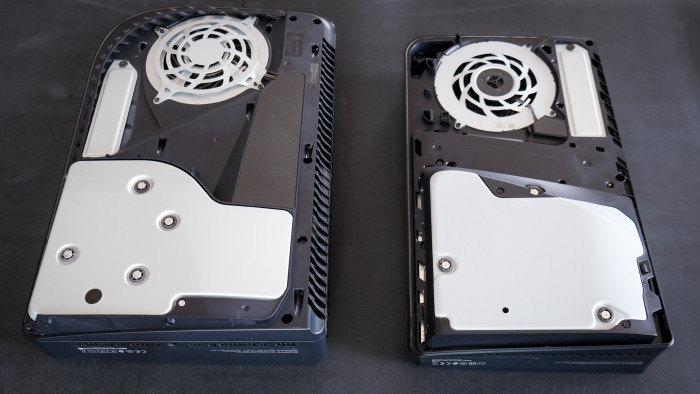 Gar nicht mal so viel anders: Die Laufwerksseite der beiden Konolen; rechts oben bei der Slim kann eine Zusatz-SSD installiert werden. (Bild: Steinlechner/Golem.de)