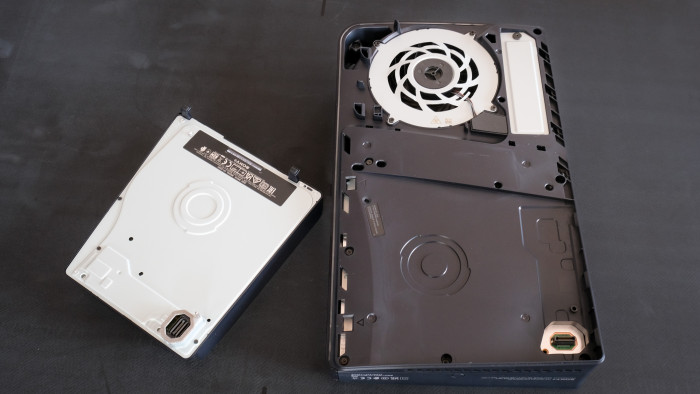 Hier haben wir das Laufwerk der Slim entnommen. (Bild: Steinlechner/Golem.de)