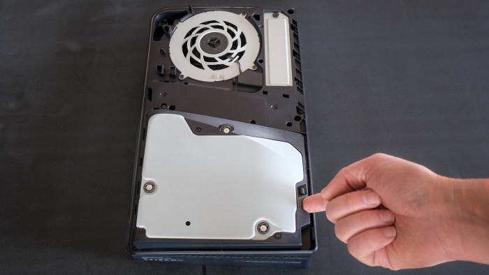 Um das Laufwerk zu entfernen, müssen wir es nur an einer Taste leicht anheben. (Bild: Steinlechner/Golem.de)