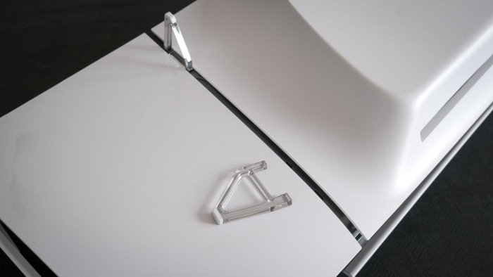 Die Standfüße der Slim wirken wacklig, sind aber liegend besser als die Halterung der Standard-PS5. (Bild: Steinlechner/Golem.de)