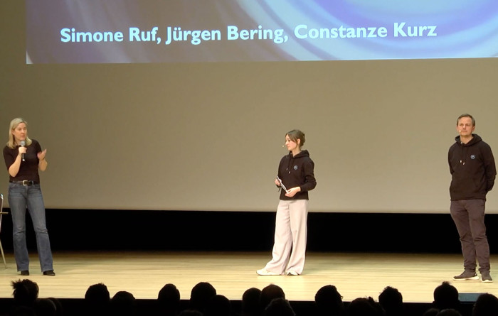 Constanze Kurz, Simone Ruf und Jürgen Bering (v.l.) beim 37C3 (Screenshot: Stefan Krempl)