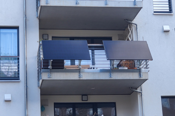 Die beiden Panels des Balkonkraftwerks Anker Solix RS40P wurden zunächst mit einem Winkel von 35 Grad aufgebaut. (Foto: Friedhelm Greis/Golem.de)