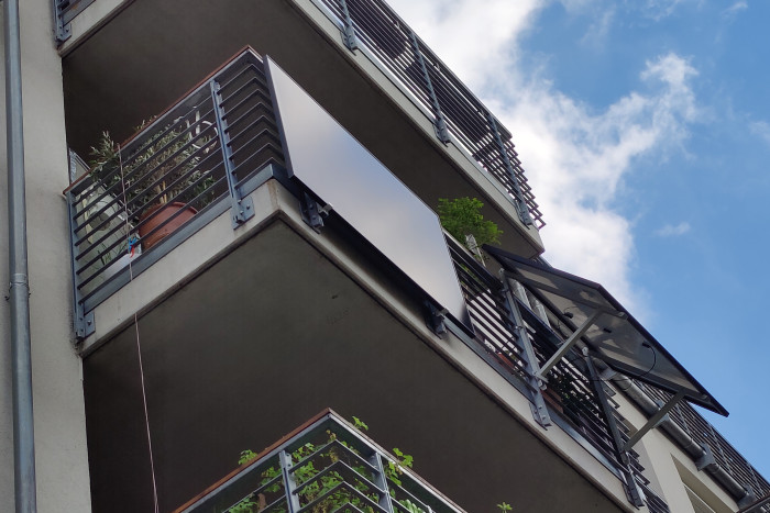 Die Seitenansicht beider Panels (Foto: Friedhelm Greis/Golem.de)