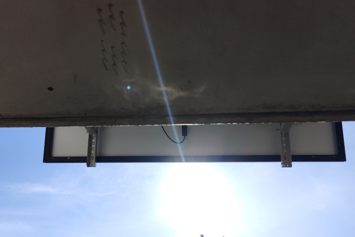 Das schräge Panel ist vom darunter liegenden Balkon aus zu sehen, wenn man dicht an das Geländer herantritt. (Foto: Friedhelm Greis/Golem.de)