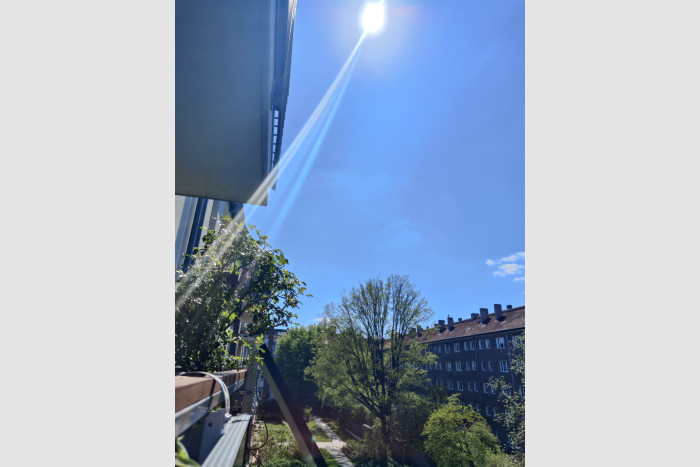 Das schräge Panel kann schon zur Mittagszeit viel Strom produzieren. (Foto: Friedhelm Greis/Golem.de)