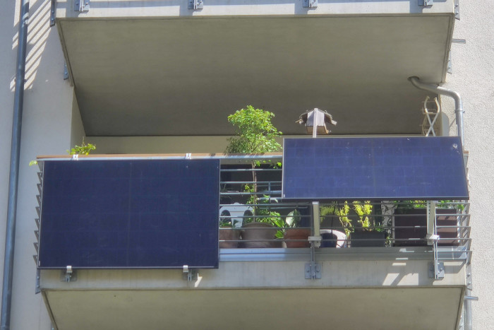 Um die Mittagszeit fällt wenig direktes Licht auf das senkrechte Panel. (Foto: Friedhelm Greis/Golem.de)