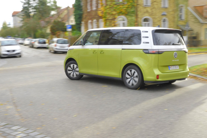 Mit einem Wendekreis von 11,1 m lässt sich der Kleinbus gut in der Stadt rangieren. (Foto: Martin Wolf/Golem.de)