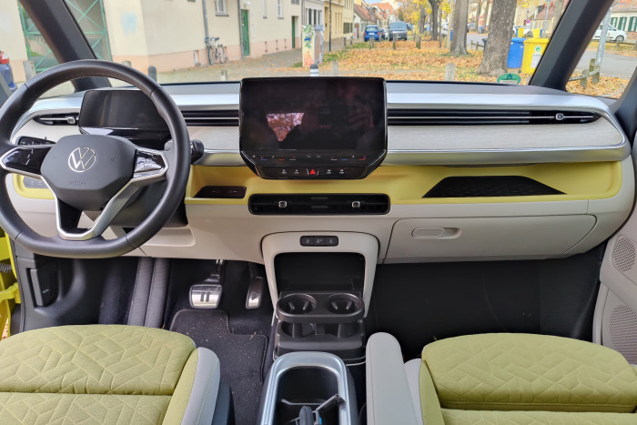 Der Innenraum wirkt bei einer Fahrzeugbreite von 1,98 m großzügig. (Foto: Martin Wolf/Golem.de)