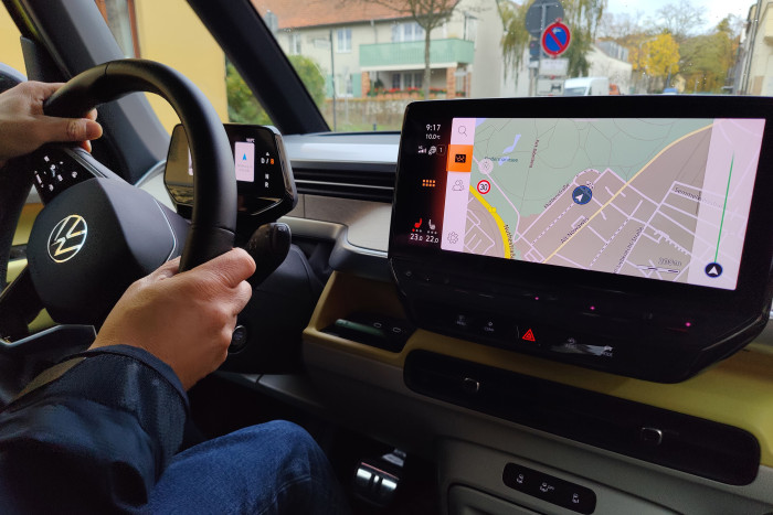 Die beiden Displays sind typisch für die Elektroautos von VW. (Foto: Martin Wolf/Golem.de)