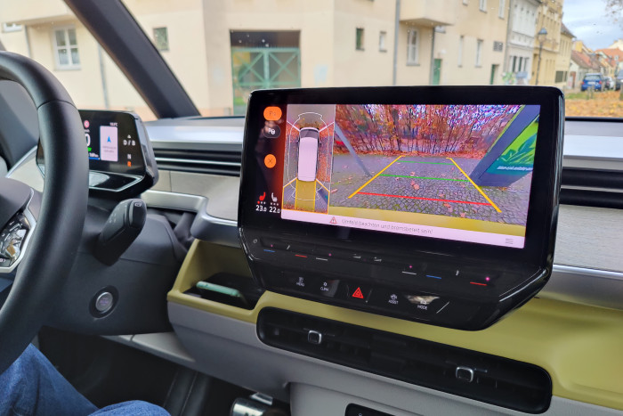 Die Rückfahrkamera und Draufsicht sind praktisch, kosten aber zusätzliches Geld. (Foto: Martin Wolf/Golem.de)